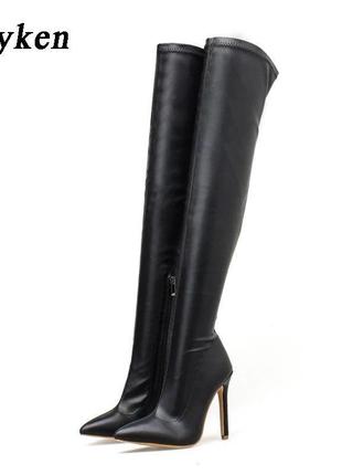 Чорні шкіряні ботфорти на шпильці з екошкіри