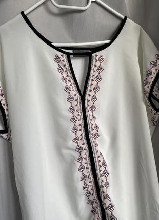Жіноча блуза з вишивкою