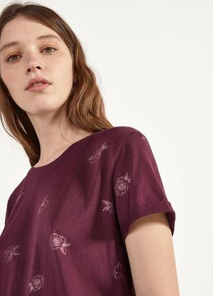 Bershka размер xs s хлопок 100% молодежная фиолетовая футболка с розами молодежная2 фото