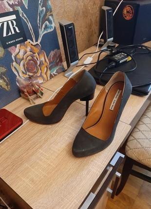 Туфлі на шпильці & other stories