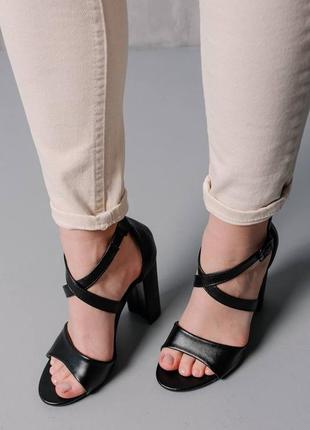 Стильные босоножки на каблуке, на каблуке с ремешком черные с закрытой пяткой - женская обувь на лето 2023-2024
