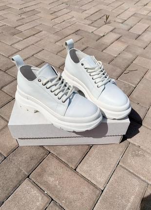 Стильные кожаные сникерсы на массивной подошве