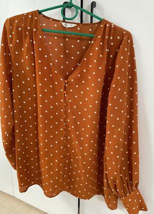 Блузка помаранчевого кольору в горошок