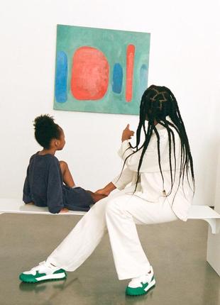 Стильное графитовое платье с обьемными рукавами от zara