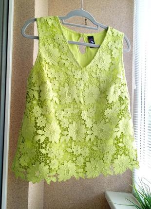 Красива ошатна яскрава блуза