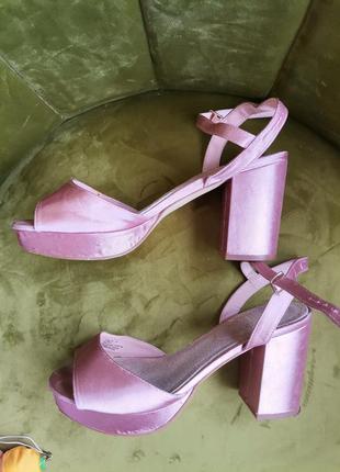 Удобные босоножки на квадратном каблуке розовые6 фото