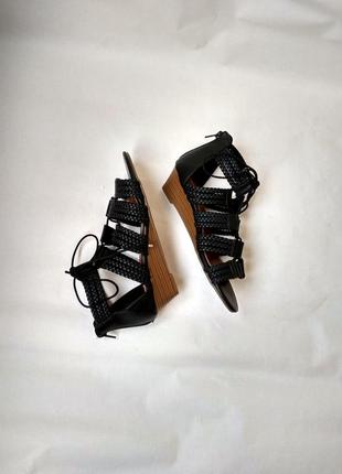 Босоножки плетенные