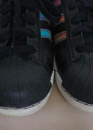 Adidas super star кожаные черные кроссовки с разноцветными полосками4 фото
