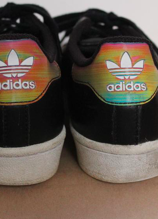 Adidas super star кожаные черные кроссовки с разноцветными полосками9 фото