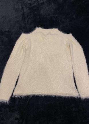 Мягкий белый свитер springfield с разрезами на плечах2 фото