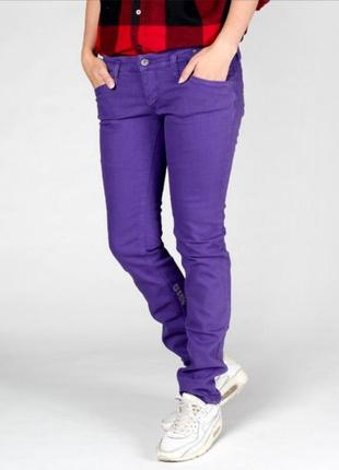 Актуальные фиодетовые джинсы betty blue,размер 271 фото