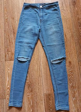 Джинсы с разрезами на коленях