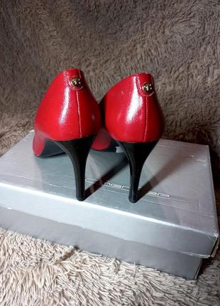 Для любителей красных туфельков 👠
размер 35, 38 и 403 фото