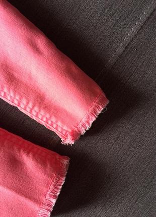 Трендовые яркие розовые джинсы m&s kids с необработанным низом (6/7 лет )4 фото