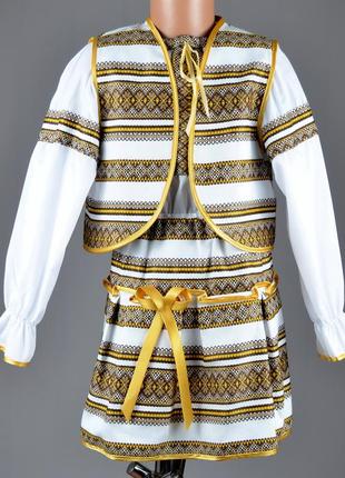 Красивый вышитый костюм для девочки