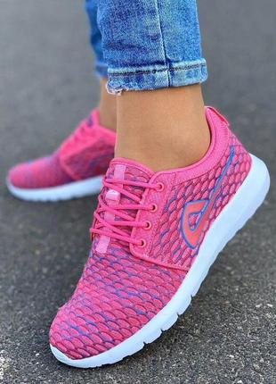 Жіночі кросівки