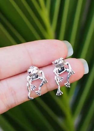 Женские серьги гвоздики с лягушкой