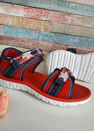 Нові сандалії clarks