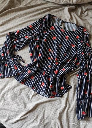 Блузка з квітами