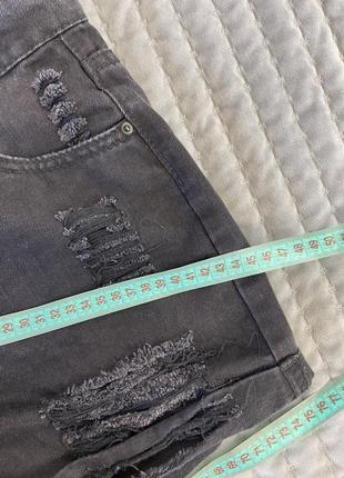 Чёрные джинсовые шорты на высокой посадке с потёртостями6 фото