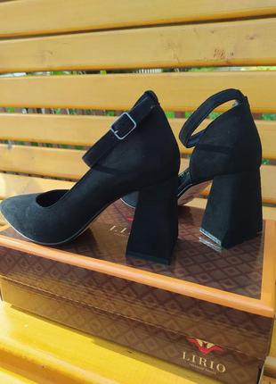Черные женские туфли на каблуке с ремешком из натурального велюра lirio7 фото