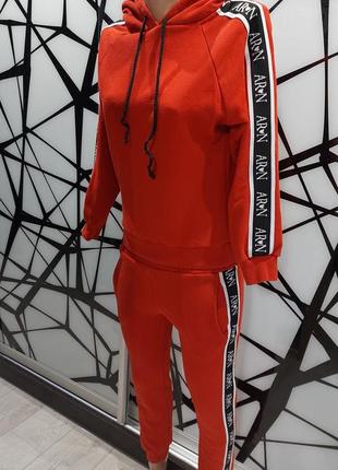 Прогулочный костюм красного цвета aron apparel с вертикальными черно белыми полосами 146