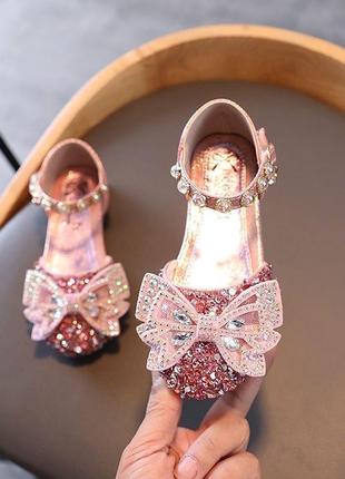 Надзвичайно гарні туфельки для справжніх принцес
