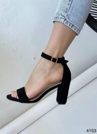 Женские босоножки на стойких каблуках с т-образным ремешком черные