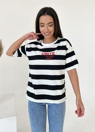 Черно-белая полосатая футболка с надписью