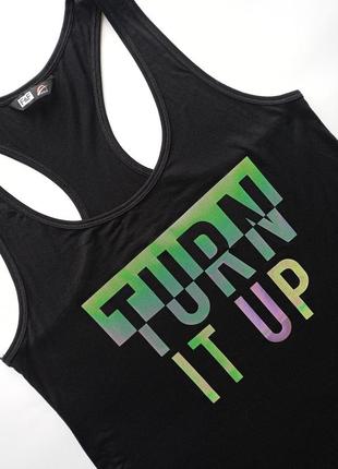 Черная спортивная майка с т-спиной и рефлективной надписью turn it up f&f active
