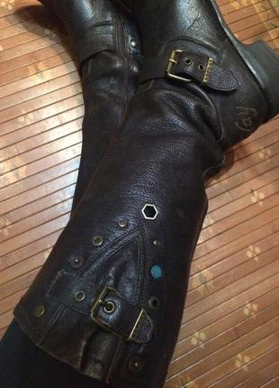 Эффектные коричневые кожанные сапожки