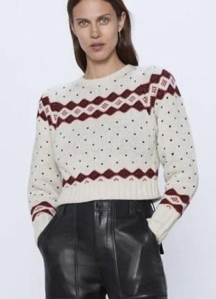 Кроп-свитер с объемными рукавами