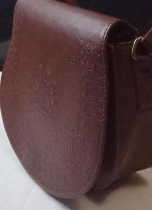 Сумка "седло" кросс-боди из эко кожи с клапаном и узором