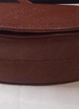 Сумка "седло" кросс-боди из эко кожи с клапаном и узором