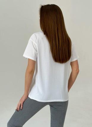 Белая эластичная футболка с надписью2 фото