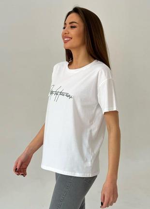 Белая эластичная футболка с надписью3 фото