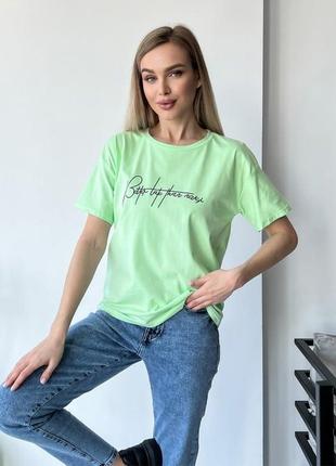 Салатовая эластичная футболка с надписью1 фото