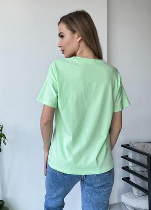 Салатовая эластичная футболка с надписью3 фото