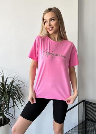 Розовая эластичная футболка с надписью1 фото