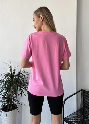 Розовая эластичная футболка с надписью3 фото