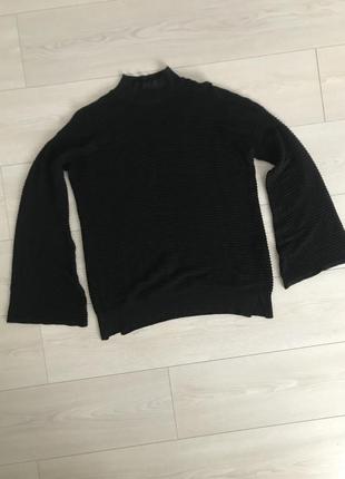 Черный базовый джемпер в рубчик