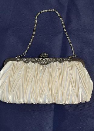Элегантный белый плиссированный клатч