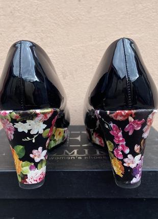 Лакированные туфли на цветочной танкетке2 фото