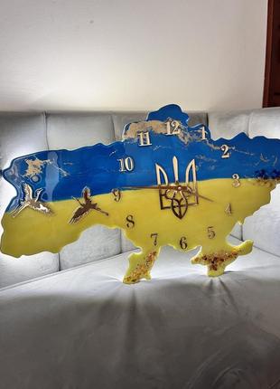 Патріотичний годинник у вигляді мапи україни розміром 70*45 з лелеками