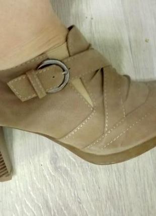 Замшевые полусапожки ботинки на каблуке