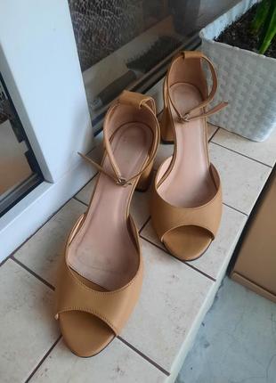 Босоножки кожаные