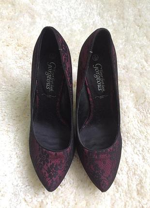 Елегантні туфлі на каблуку