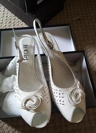 Босоножки кожаные