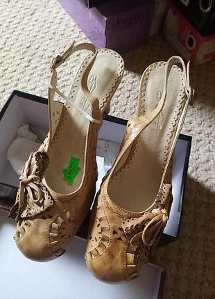 Босоніжки шкіряні