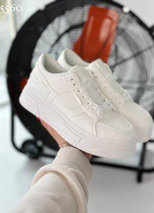Стильні кросівки жіночі білі повсякденні доступна ціна